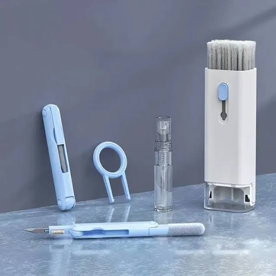 7-in-1 Keyboard & Earbud Cleaning Kit - detail view